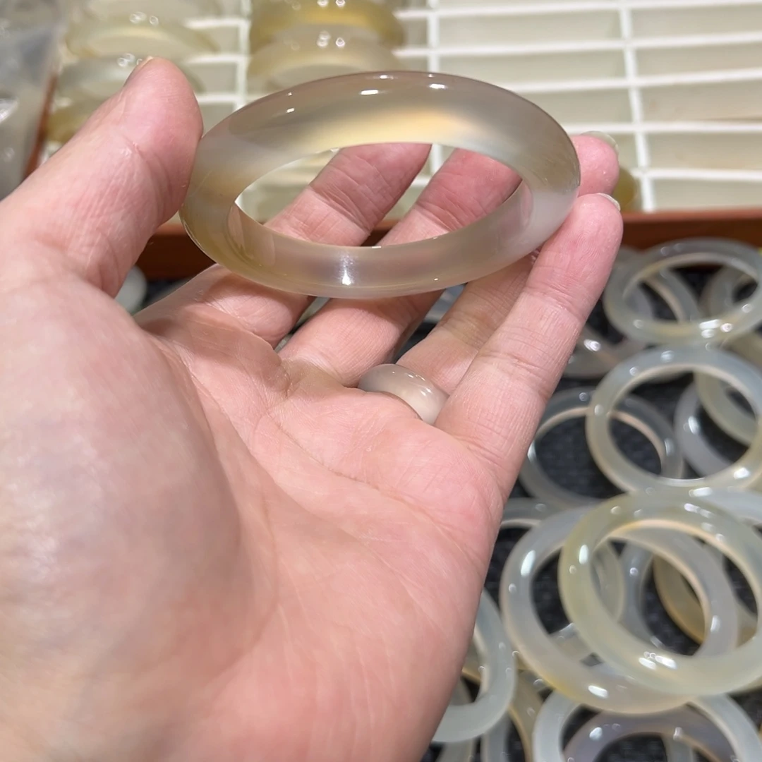 玛瑙/玉髓未镶嵌手镯58圈有包容3.2