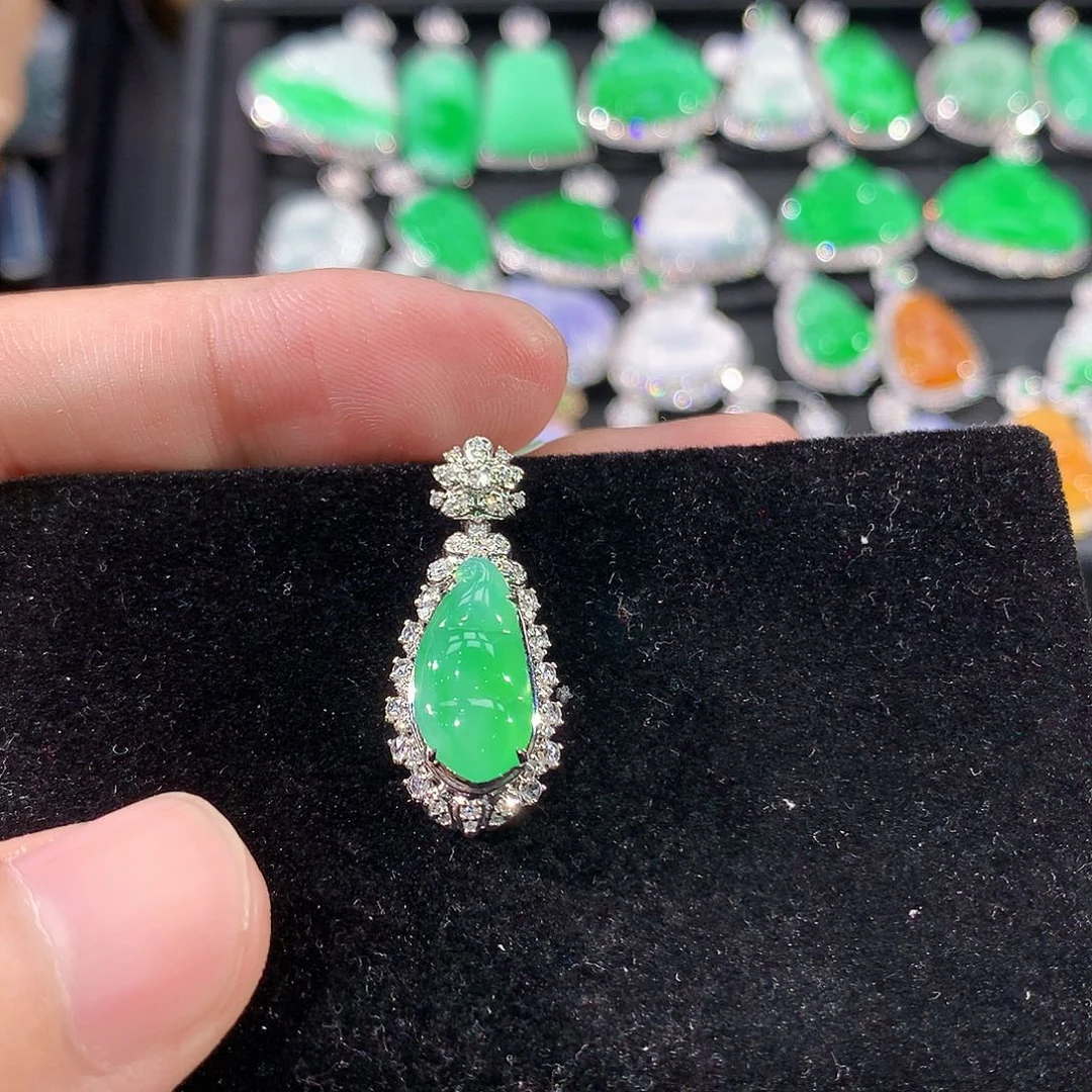 翡翠18K金镶嵌颈饰