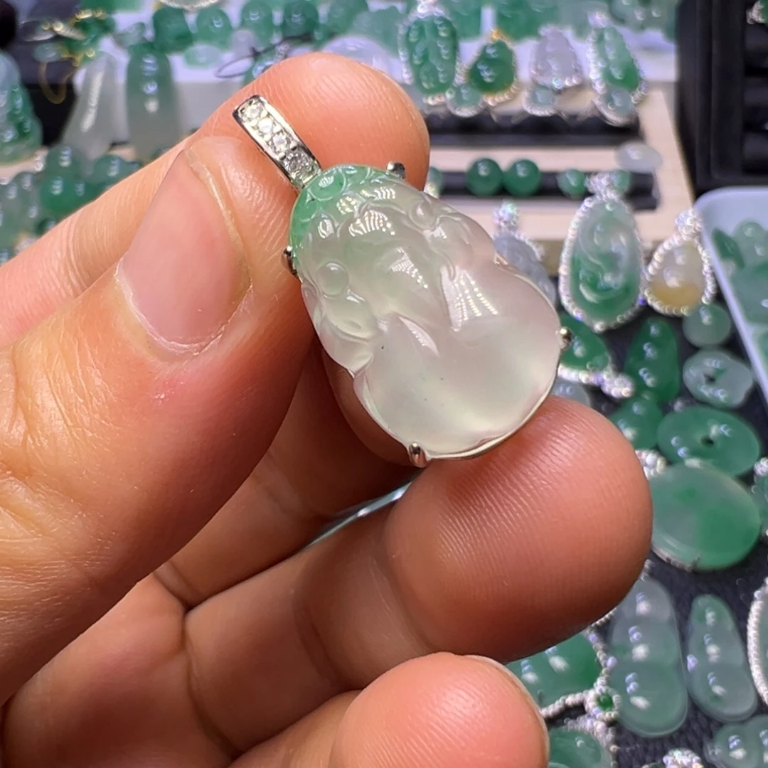 石英质玉（非洲翠）未镶嵌颈饰