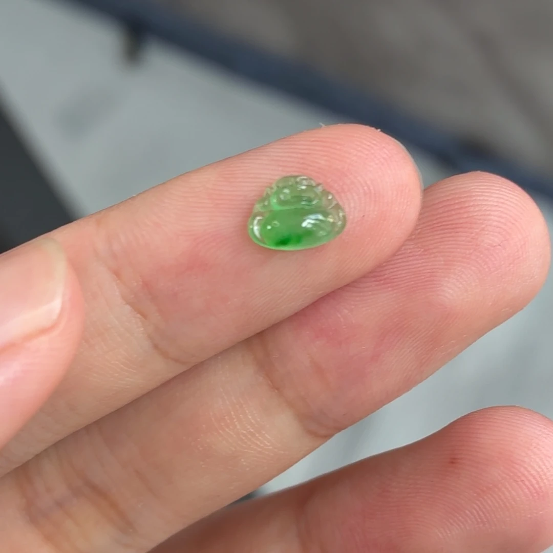 翡翠未镶嵌颈饰佛公
