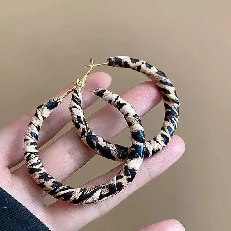 合金布艺耳饰 522号秋冬豹纹耳圈时尚百搭气质潮流高级感耳环夸张