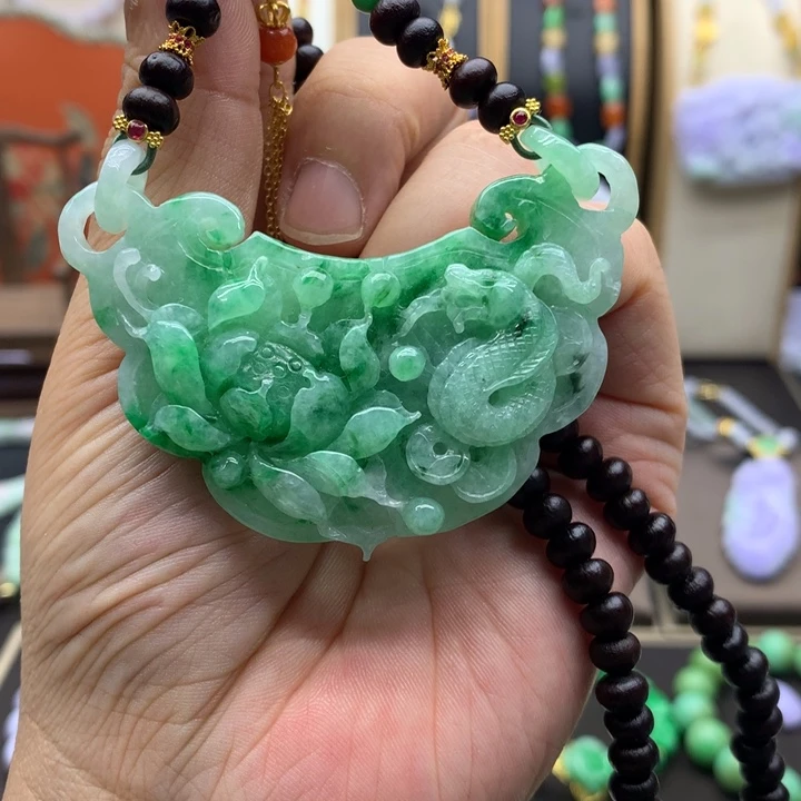 翡翠未镶嵌吊坠(赠链)