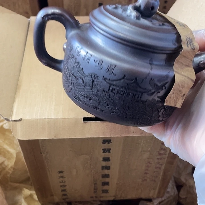 茶壶紫砂矿泥料手工制作的一把紫砂壶。