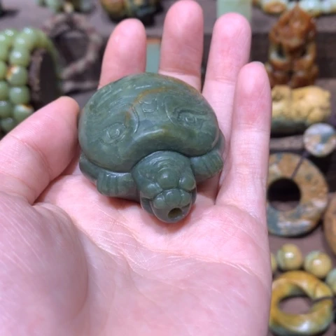 未镶嵌岫岩河磨玉（透闪石质玉）把件