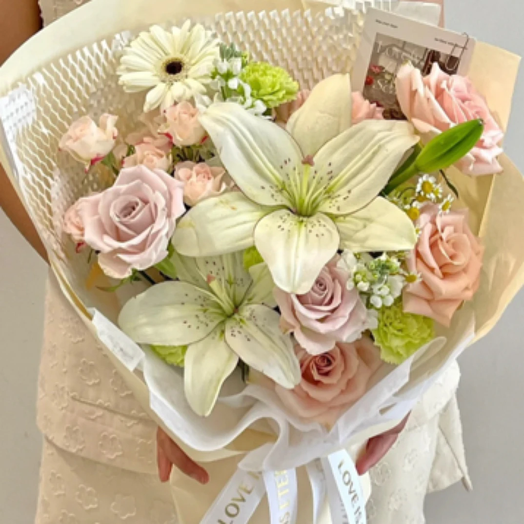 温柔而热烈眼线百合混搭花束