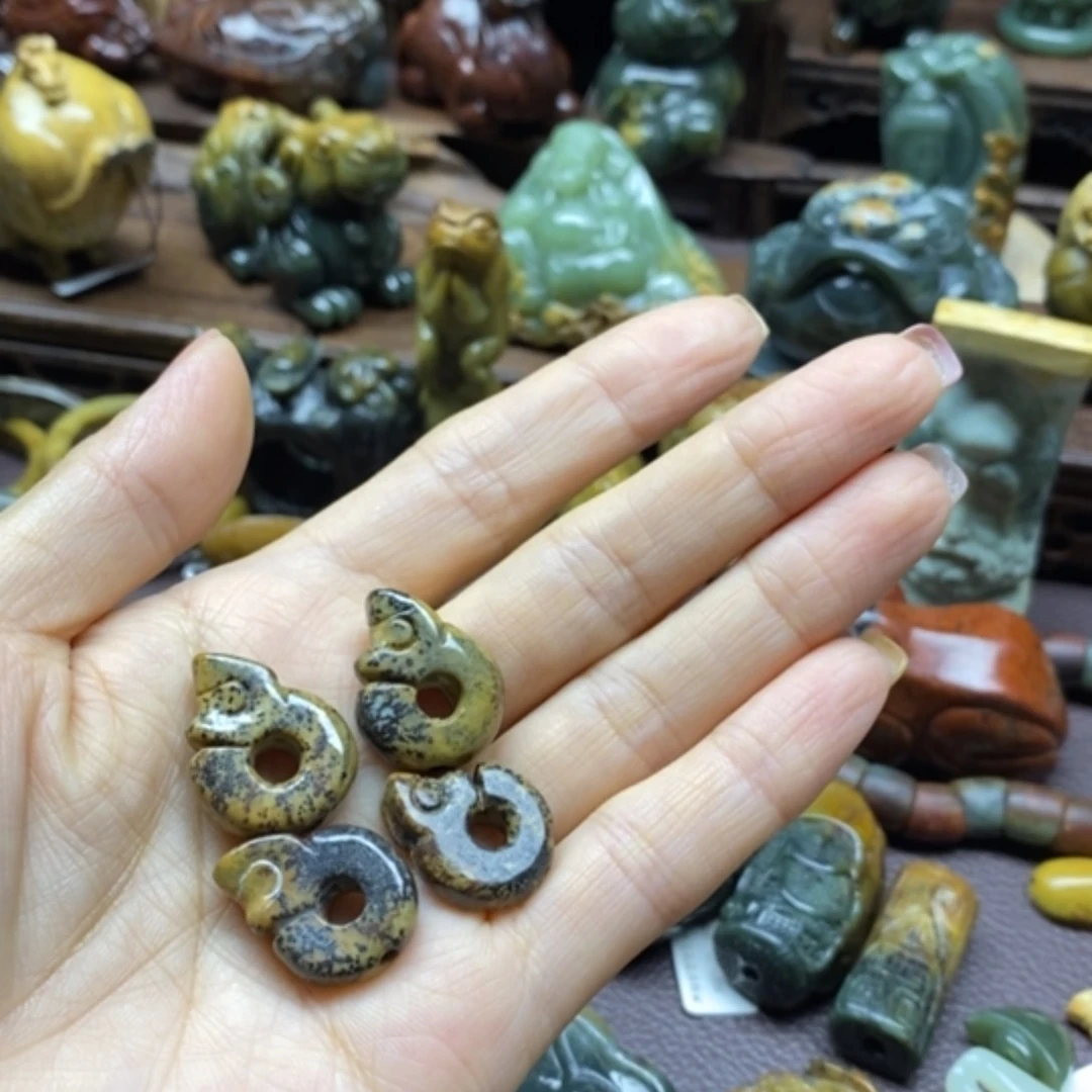 未镶嵌岫岩河磨玉（透闪石质玉）把件呵*