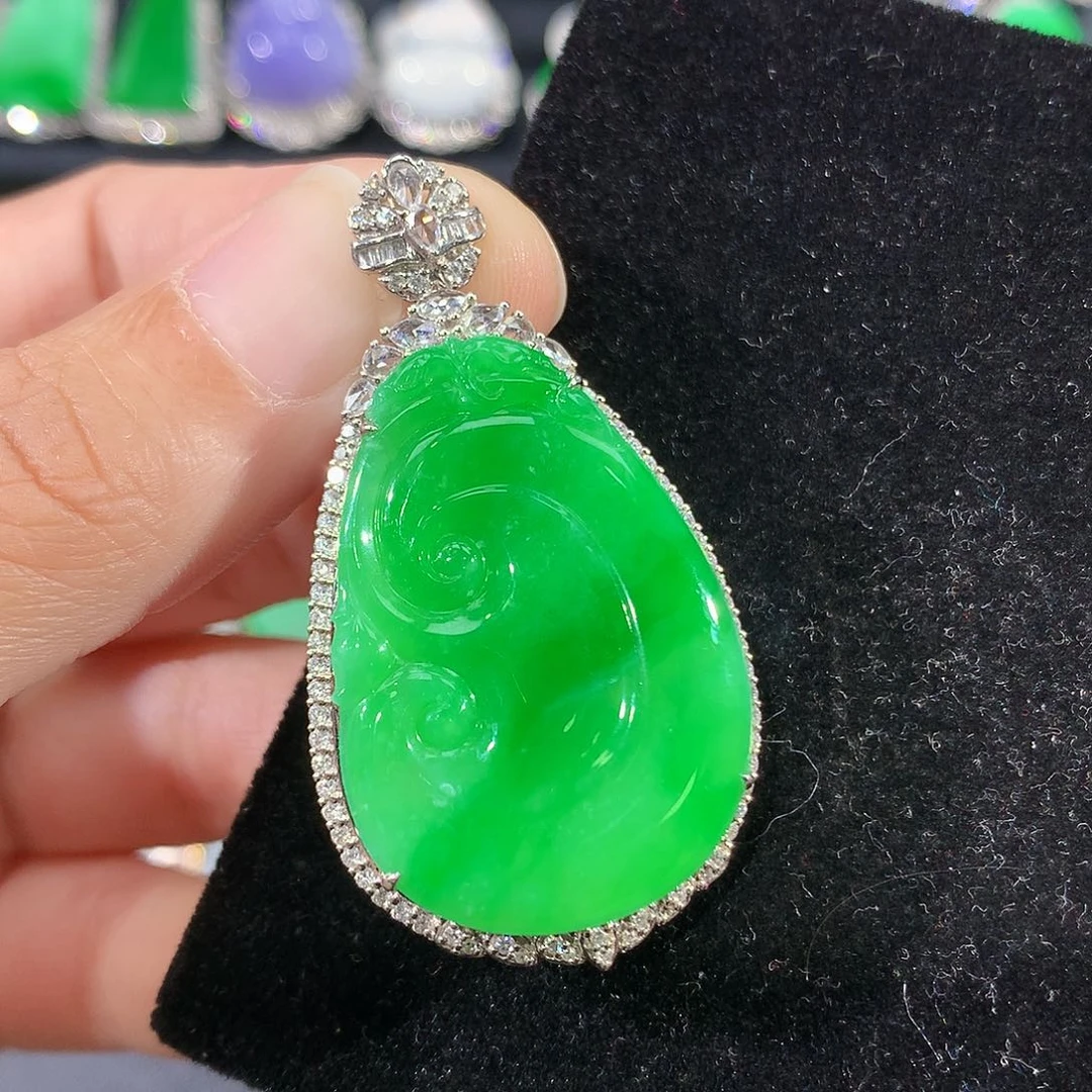 翡翠18K金镶嵌颈饰