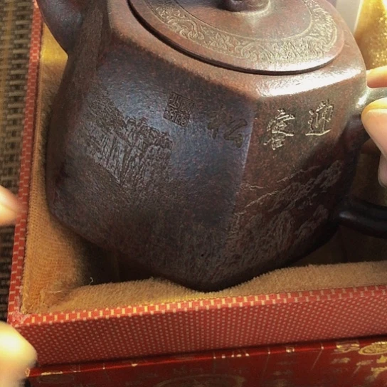 紫砂茶壶工，原矿泥料手工制作的紫砂壶。