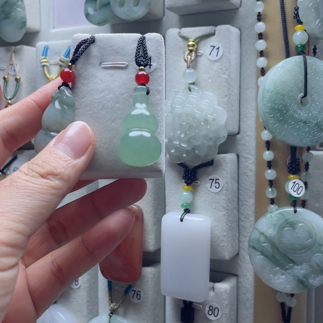 石英质玉（金丝玉）未镶嵌颈饰