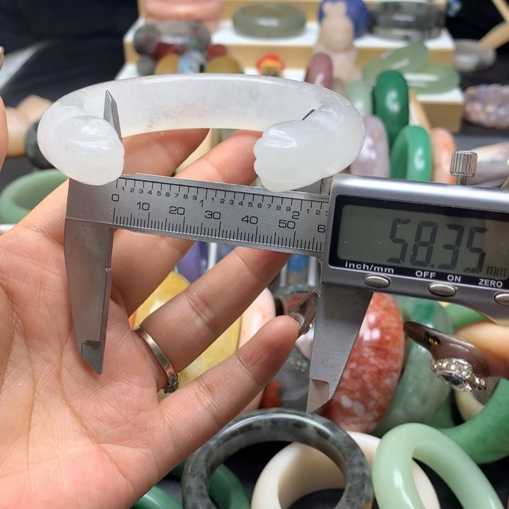 未镶嵌手镯石英质玉
