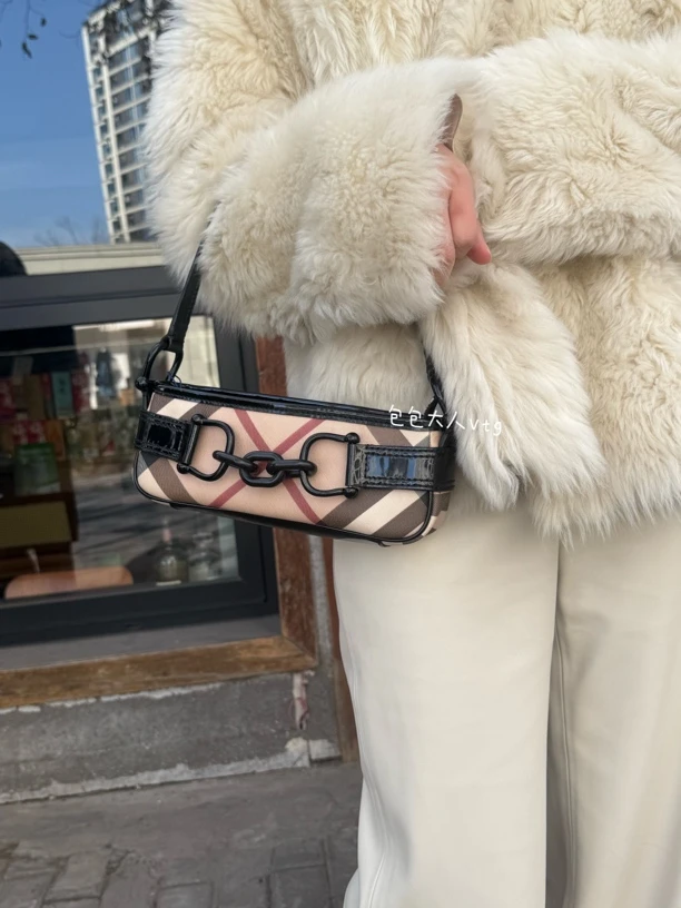 95新 BURBERRY/博柏利 经典格纹重工马衔扣腋下法棍单肩包
