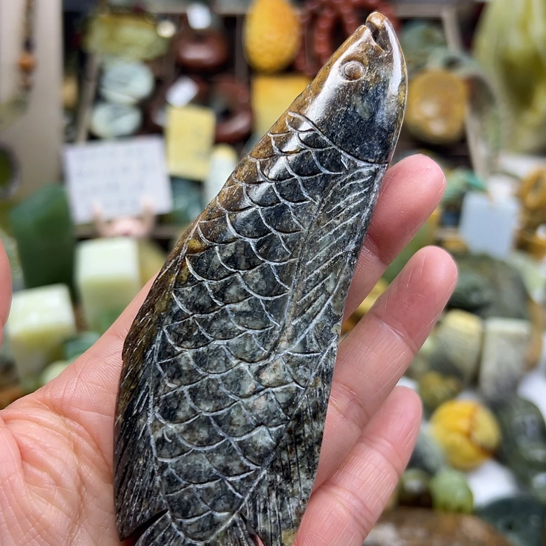 岫岩河磨玉（透闪石质玉）未镶嵌颈饰河磨玉手玩鱼
