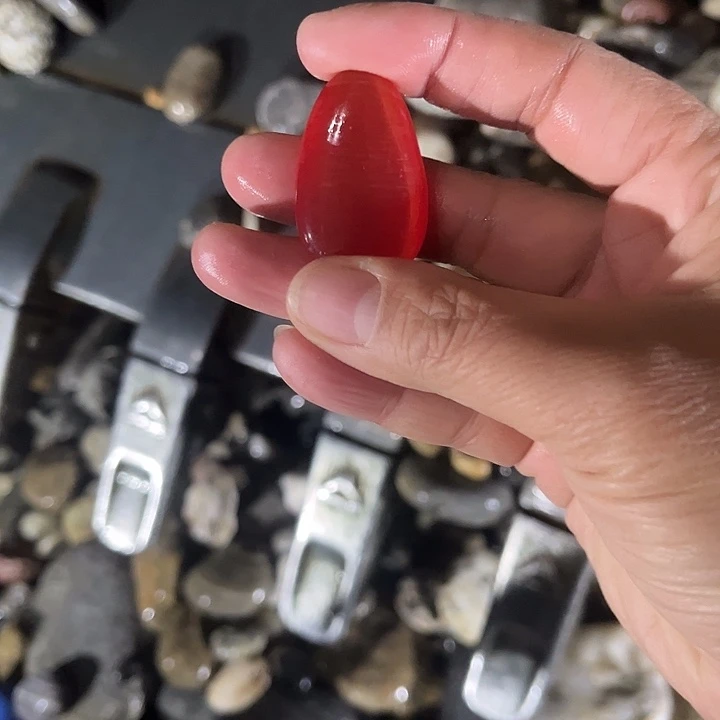 石英石只买单纯的吊坠，没带链子，属的性质。