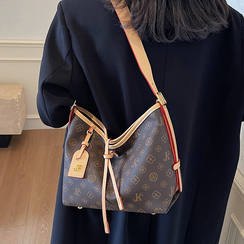 今年流行超火大容量托特包女士新款时尚百搭复古高级感单肩斜挎包