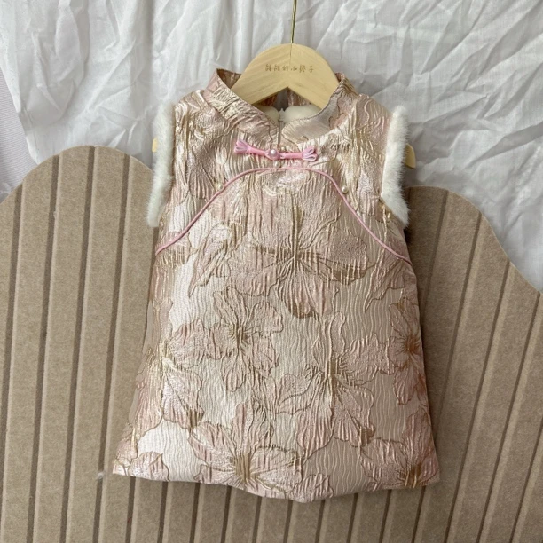 2024冬季新中式女童旗袍连衣裙宝宝粉浮雕百花齐放国风拜年服