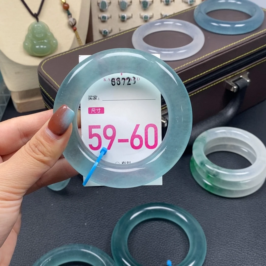 洁***.石英质玉未镶嵌手镯