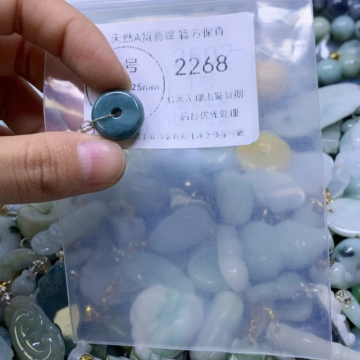 翡翠足银镀金镶嵌颈饰翡翠