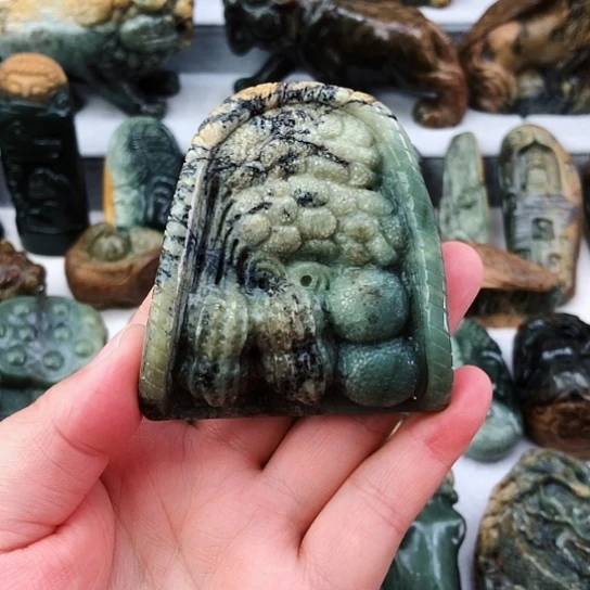 未镶嵌岫岩河磨玉（透闪石质玉）把件