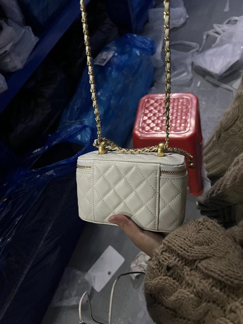 YUSHA/高档新款白色化妆包-圈扣链条手柄-9522