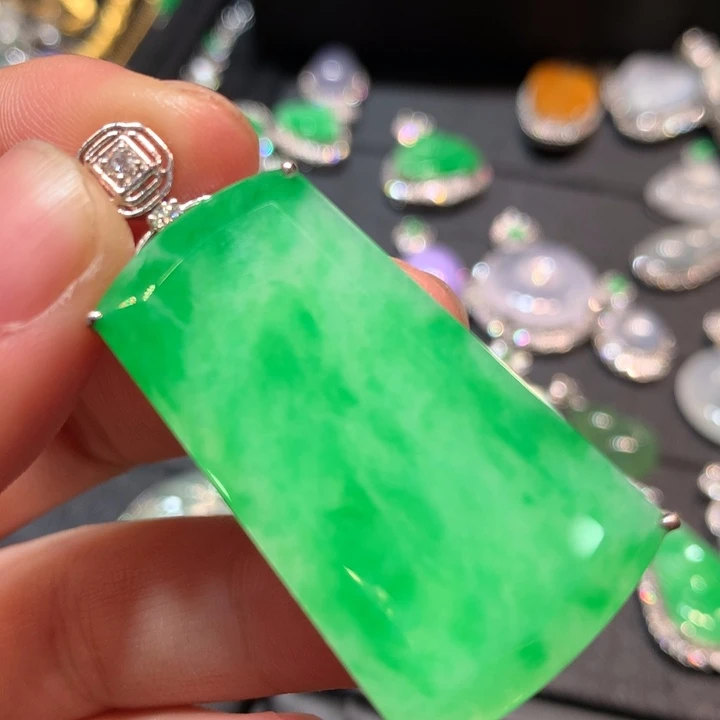 【闪购商品】颈饰18K金镶嵌翡翠翡翠