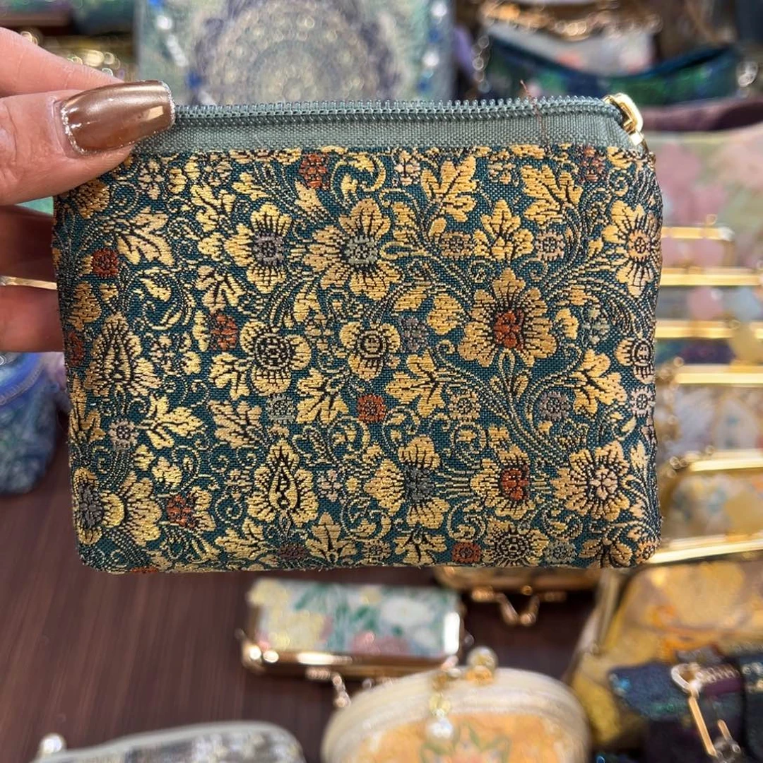 涵***。蚕丝花卉拉链零钱包