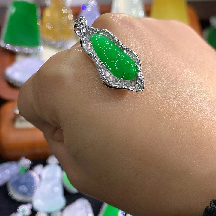 翡翠18K金镶嵌颈饰豆子