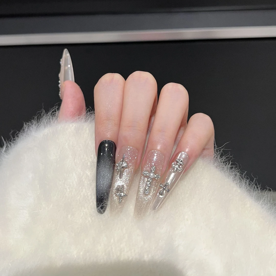 暗黑系穿戴甲纯手工长款高级感显白克罗心美甲猫眼碎钻爆闪款式