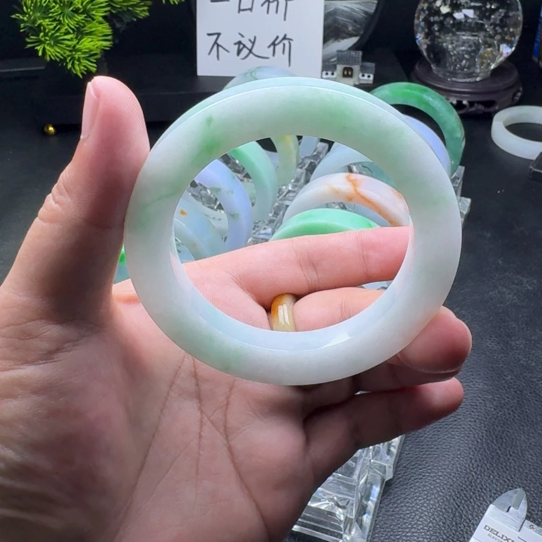 未镶嵌手镯定制翡翠白底飘绿花