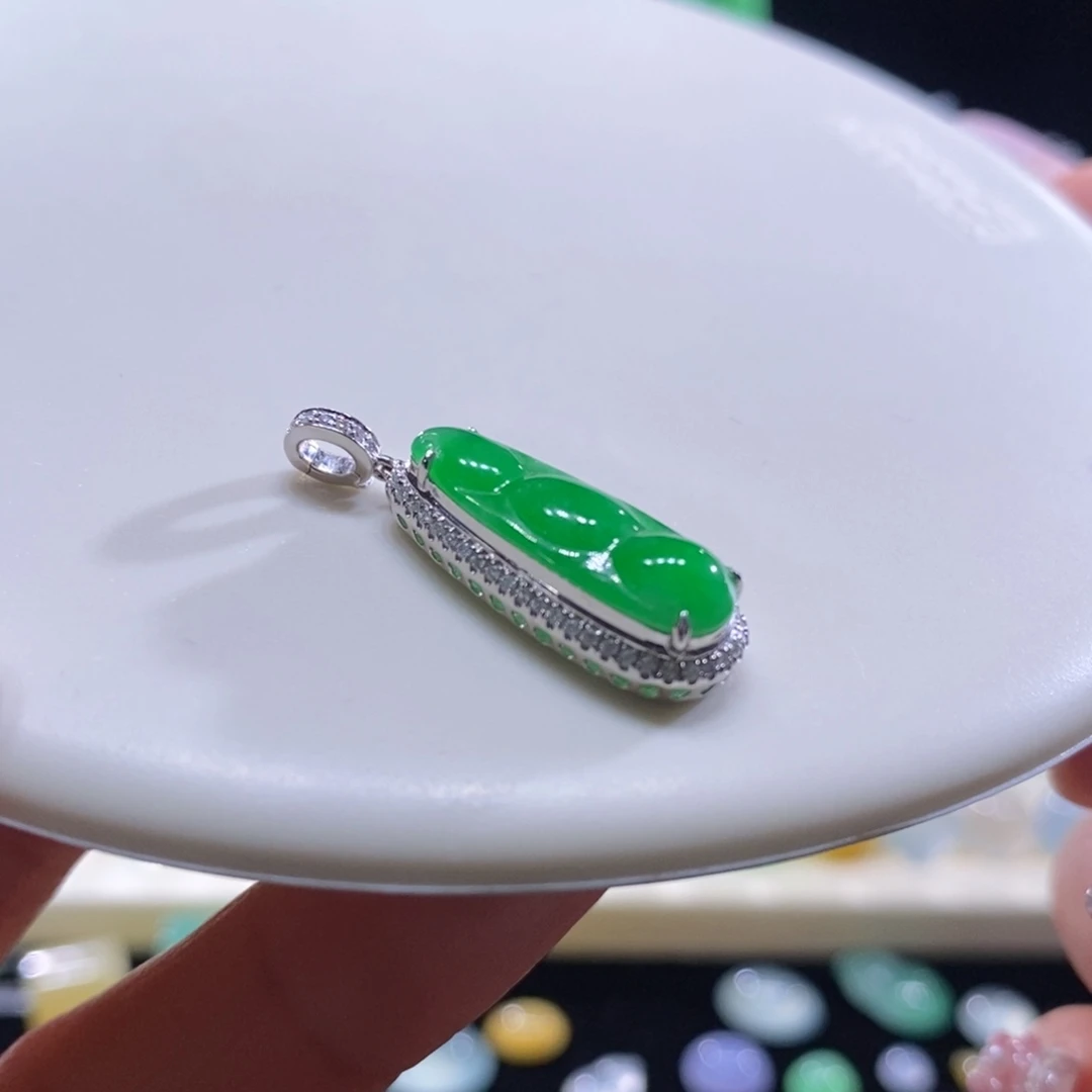 翡翠18K金镶嵌颈饰翡翠冰辣绿福豆