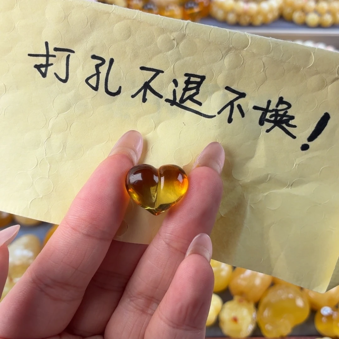 A***漆裸石琥珀未镶嵌屁桃