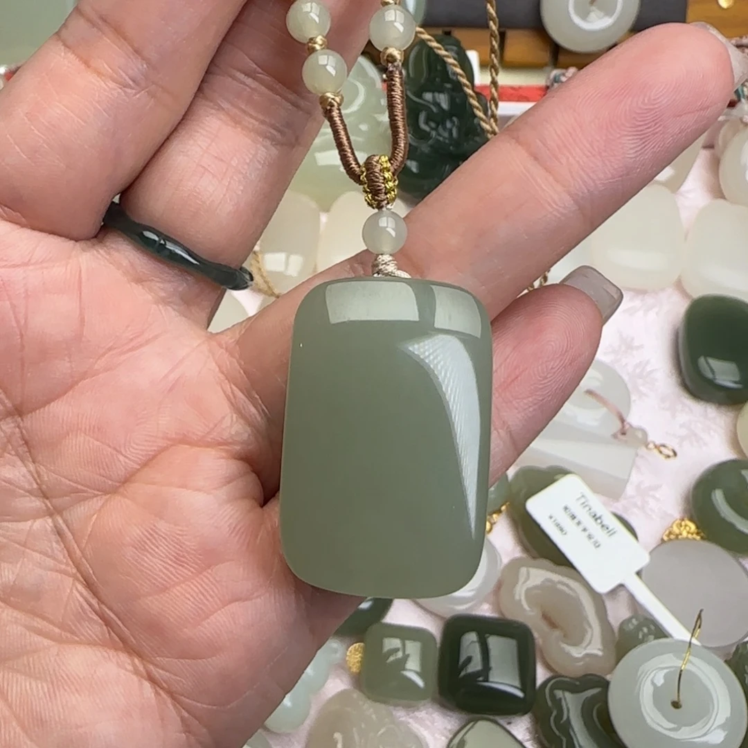 书***瑶和田玉未镶嵌颈饰