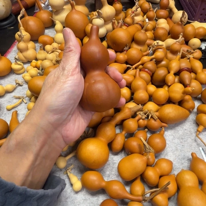 ?*敬酒的一把花都葫芦啤酒