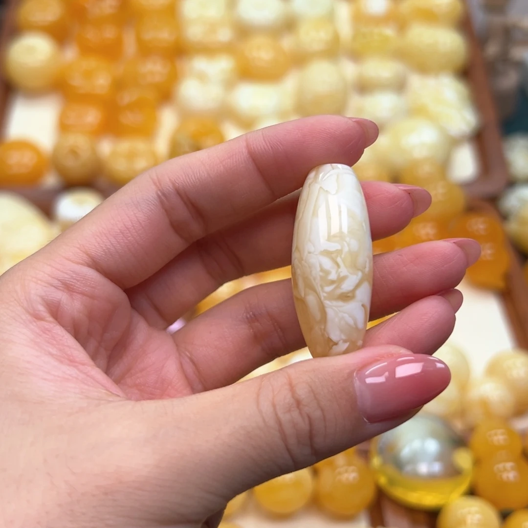 是****琥珀未镶嵌颈饰蜜蜡