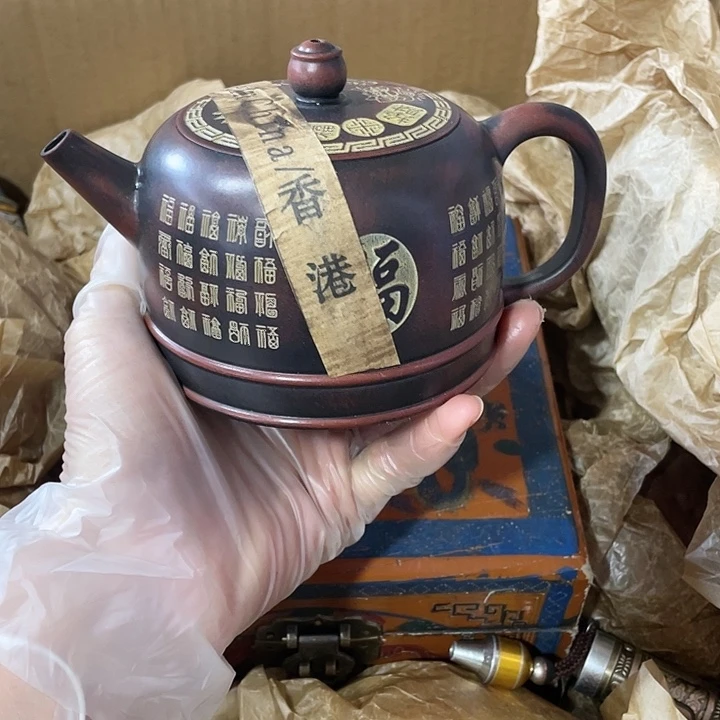 茶壶紫砂原矿泥料手工制作的一把紫砂壶。