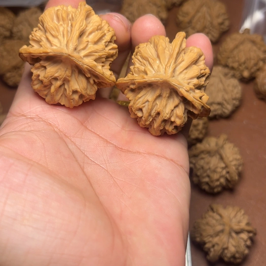 文玩核桃吊坠帝王三棱狮子头