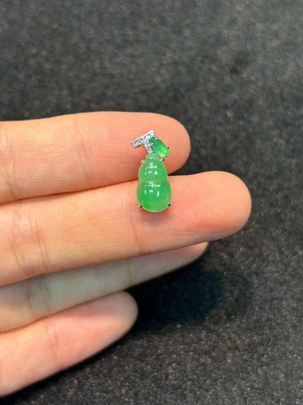 天然缅甸翡翠A货18k金镶嵌冰阳绿葫芦吊坠锁骨链