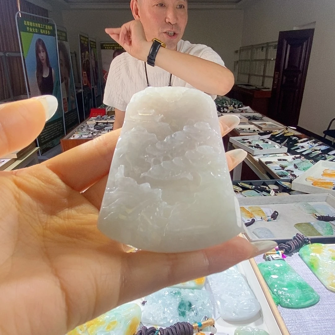 翡翠未镶嵌颈饰一