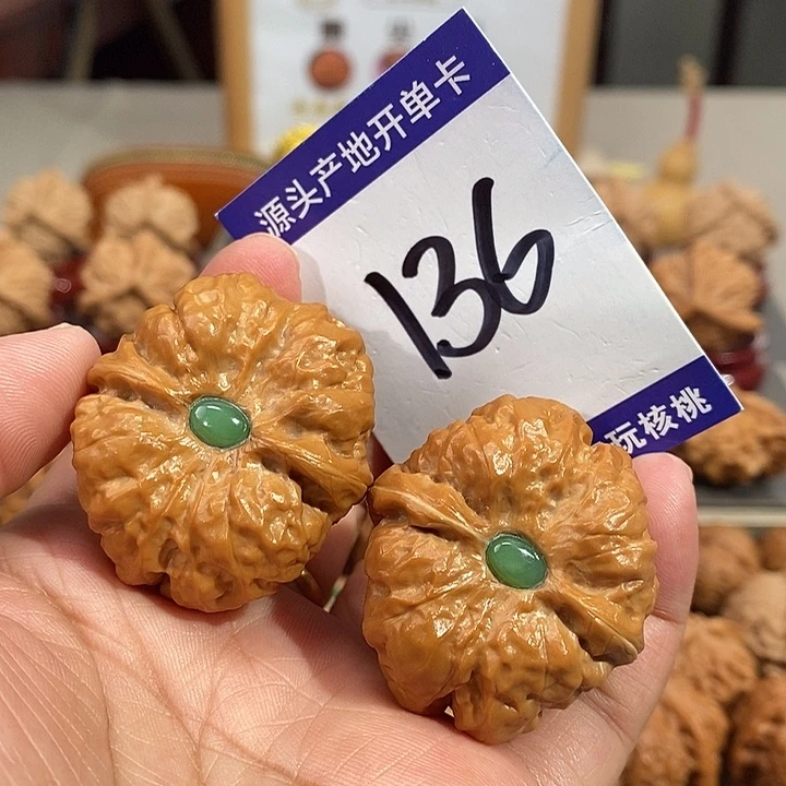 文玩核桃把件36镶嵌蛤蟆头136号
