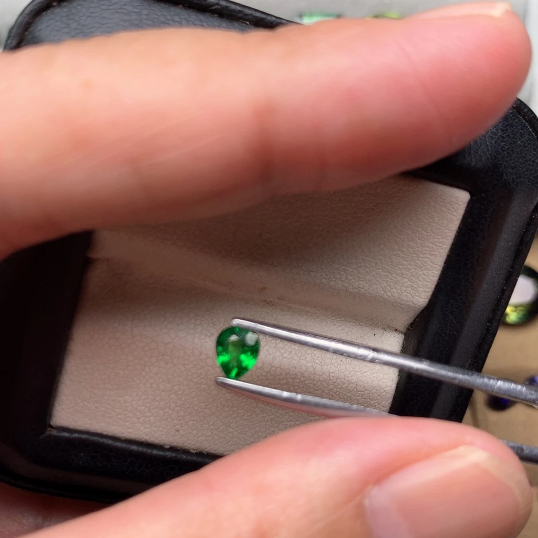 石榴石（沙弗莱）裸石一粒未镶嵌