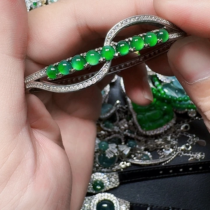 翡翠未镶嵌颈饰天然A货翡翠放漏