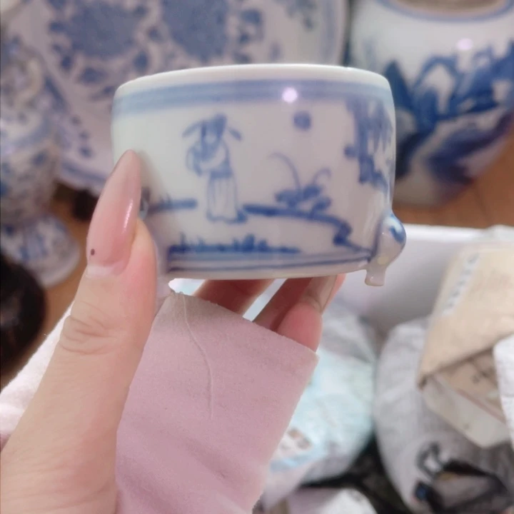 瓷片咖**族青花人物小香炉一个
