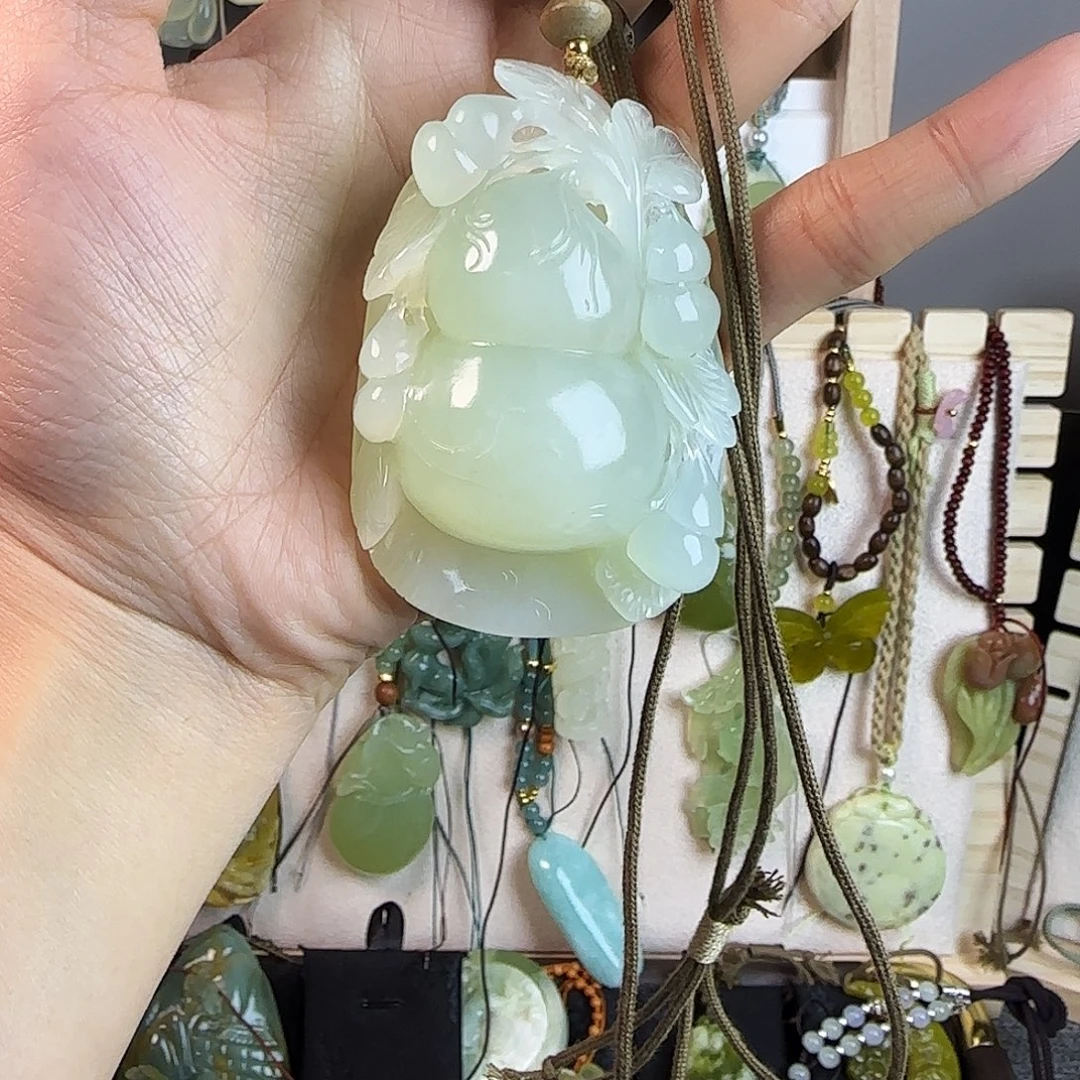 如***愿蛇纹石玉未镶嵌颈饰