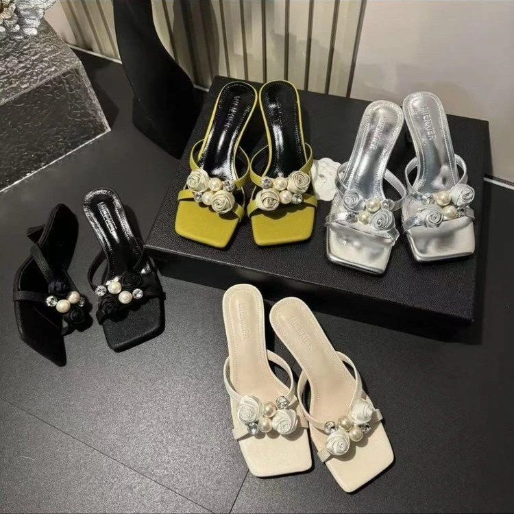 2025年夏季新款花朵方头粗跟时尚凉鞋小众设计外穿珍珠一字带凉拖