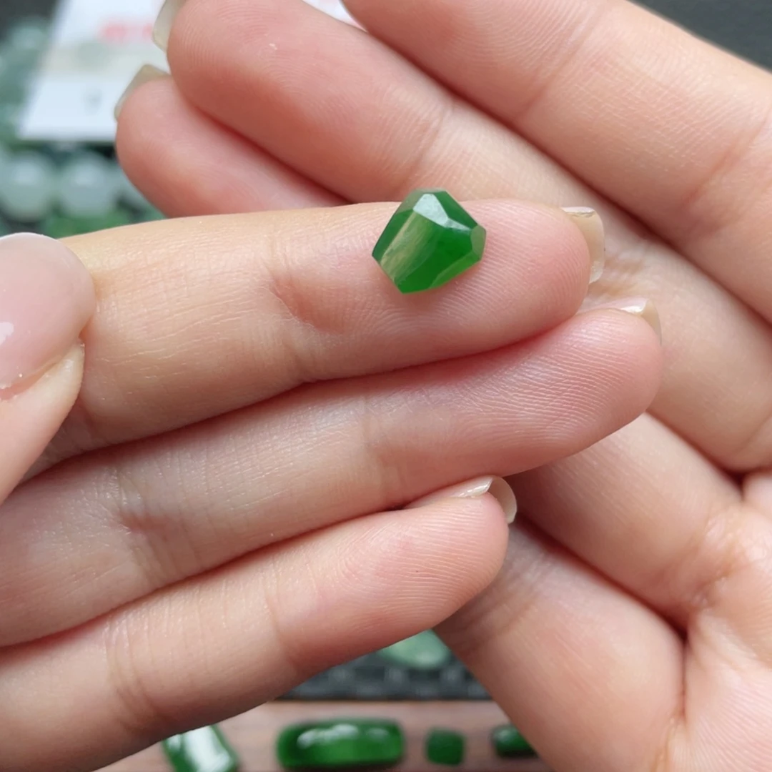 未镶嵌挂件翡翠  翡翠