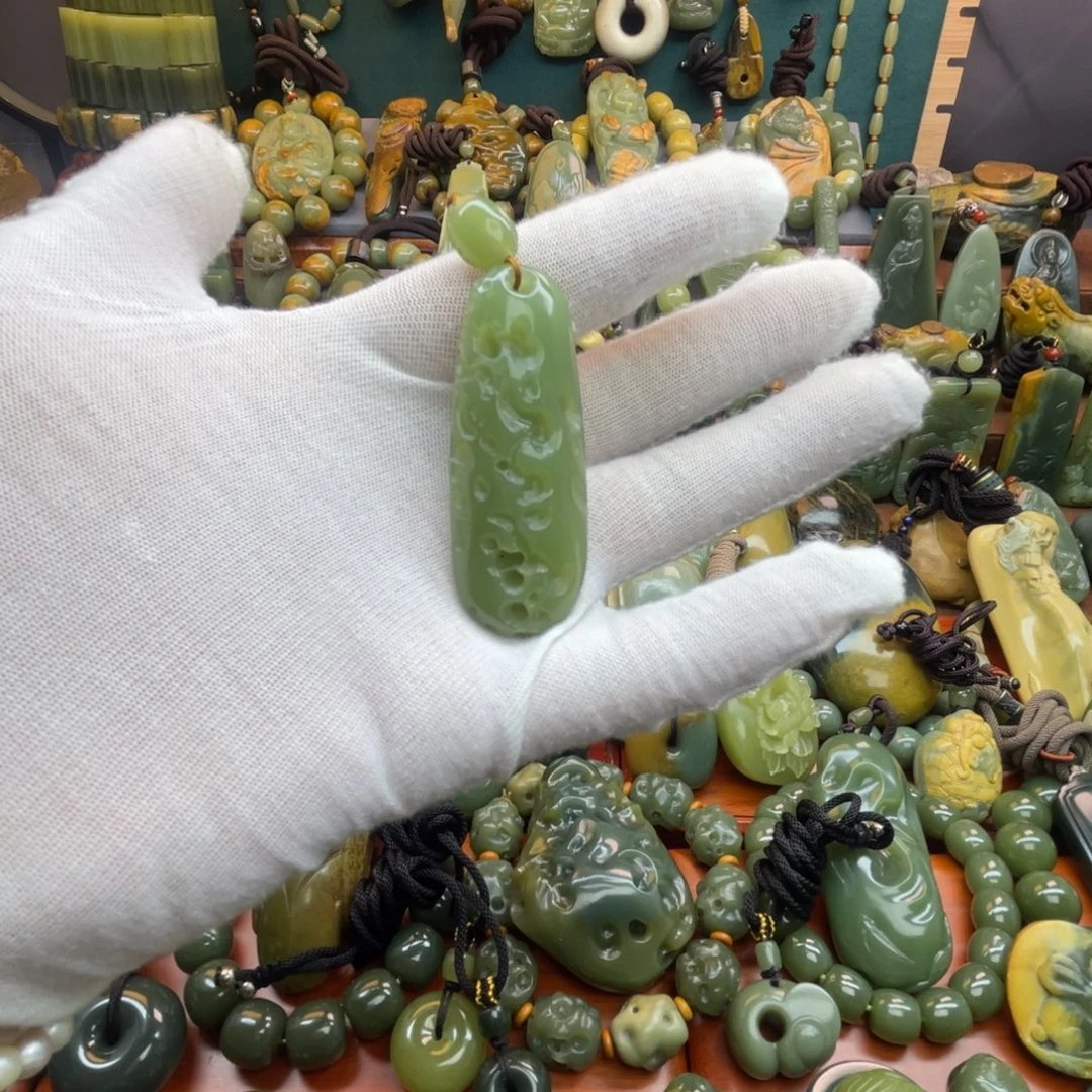 岫岩老玉（透闪石质玉）未镶嵌颈饰