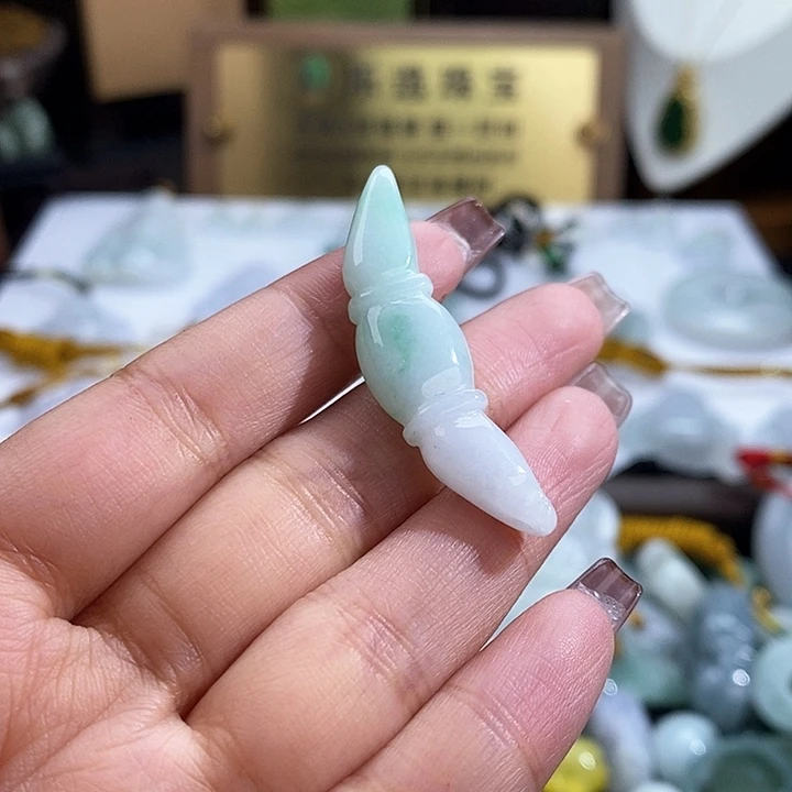 翡翠未镶嵌颈饰4513
