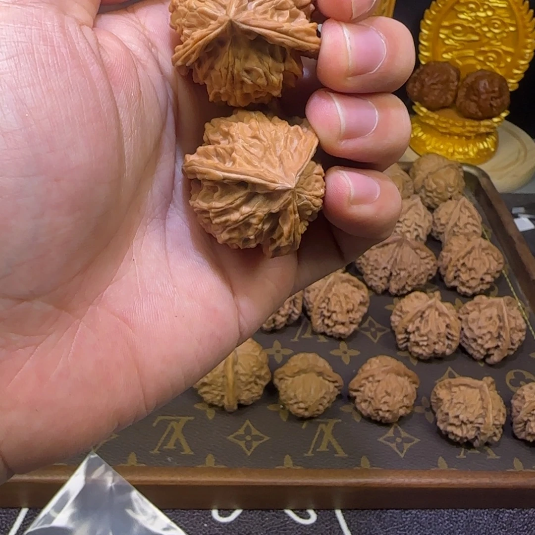 文玩核桃吊坠盘山三棱核桃 36尺 手把件