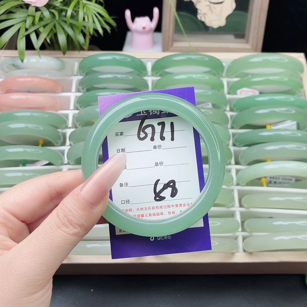 祢****石英质玉未镶嵌手镯