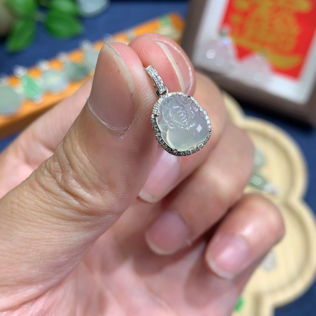 翡翠18K金镶嵌颈饰貔貅