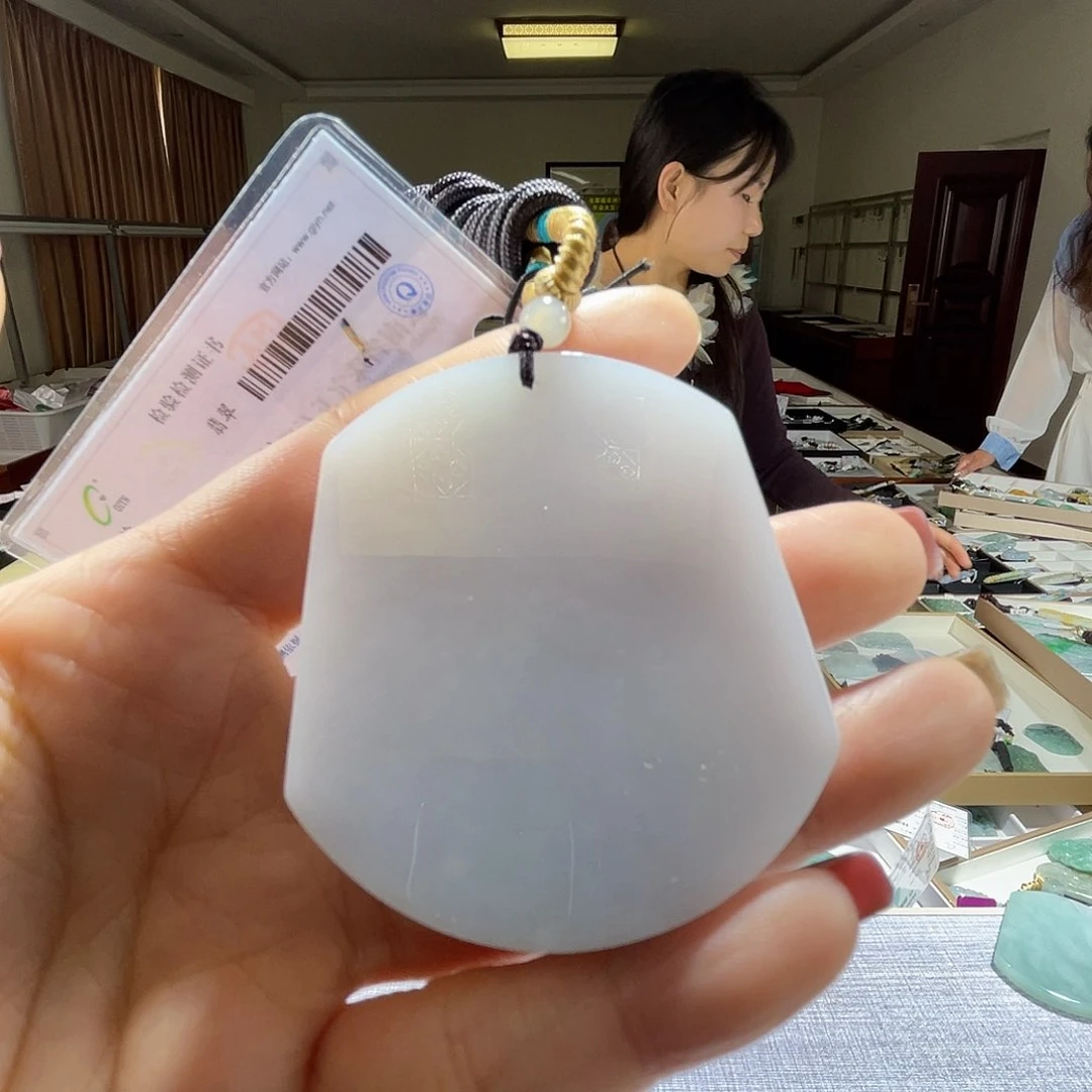 翡翠未镶嵌颈饰一个